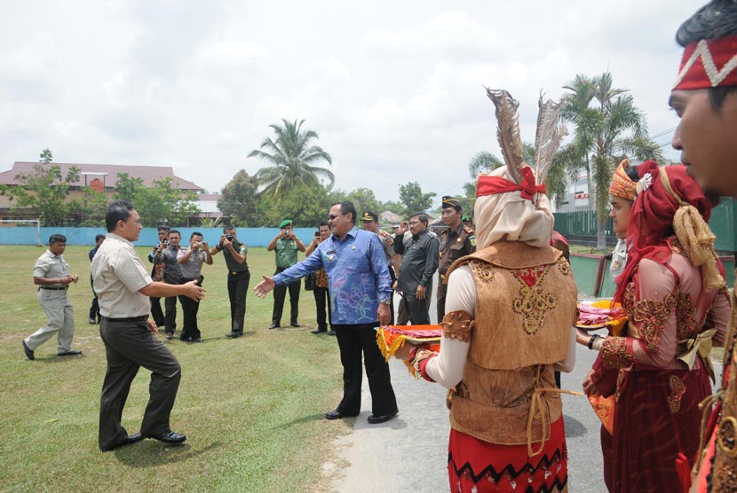 Menteri Kehutanan Zulkifli Hasan (kiri) disambut oleh Wakil Bupati Sintang Ignasius Juan saat melakukan kunjungan kerja di Kabupaten Sintang, Kalbar, Kamis (13/3).