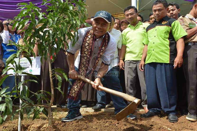  Menteri Kehutanan Zulkifli Hasan melakukan penanaman pohon di halaman SMAN 2 Pringsewu,Lampung, Sabtu (11/1). (dok.Pushumas Kemenhut)