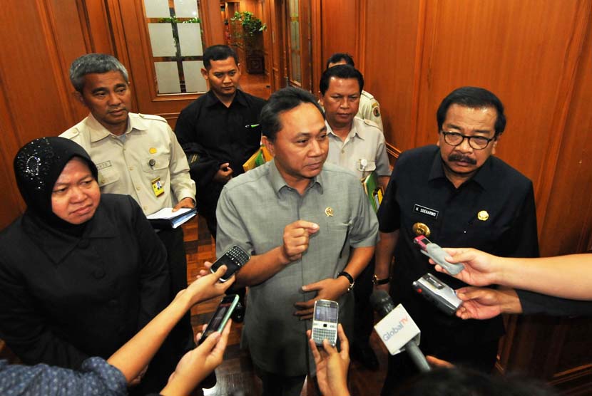   Menteri Kehutanan Zulkifli Hasan memberikan keterangan pers terkait kasus KBS usai menggelar rapat bersama Gubernur Jatim Soekarwo (kanan) dan Walikota Surabaya Tri Rismaharini (kiri) di Jakarta, Selasa (21/1).