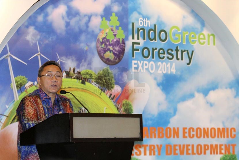 Menteri Kehutanan Zulkifli Hasan mengunjungi stand Pameran 'The 6th IndoGreen Forestry Expo 2014' di Jakarta Convention Center, Jumat, (11/4).