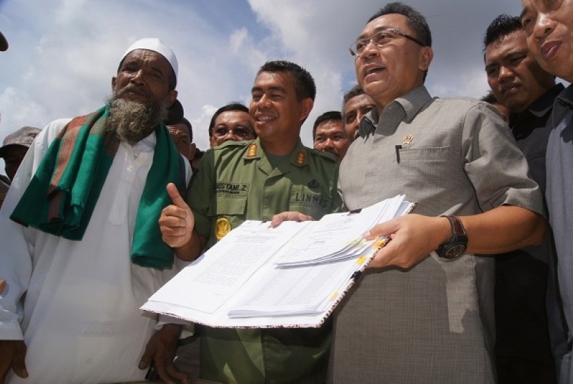 Menteri Kehutanan Zulkifli Hasan menunjukkan berkas SK Hutan Kemasyarakatan (Hkm) telah ditandatanganinya di Tanjungkurung, Waykanan, Lampung, Jumat (19/4).