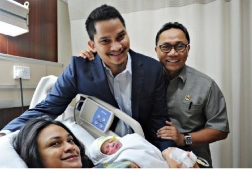 Menteri Kehutanan Zulkifli Hasan menyambut kelahiran cucu pertamanya.