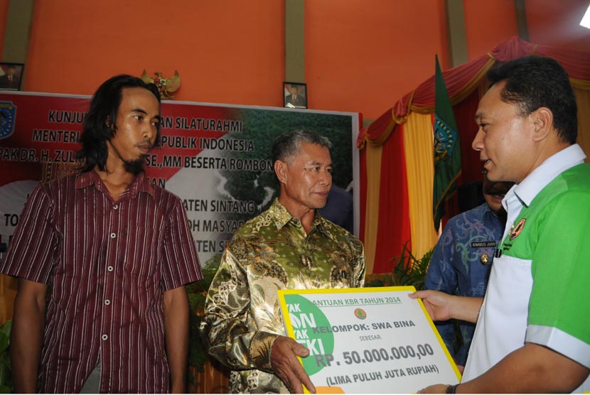  Menteri Kehutanan Zulkifli Hasan menyerahkan bantuan KBR (Kebun Bibit Rakyat) di kabupaten Sintang, Provinsi Kalimantan Barat, Kamis (13/3).