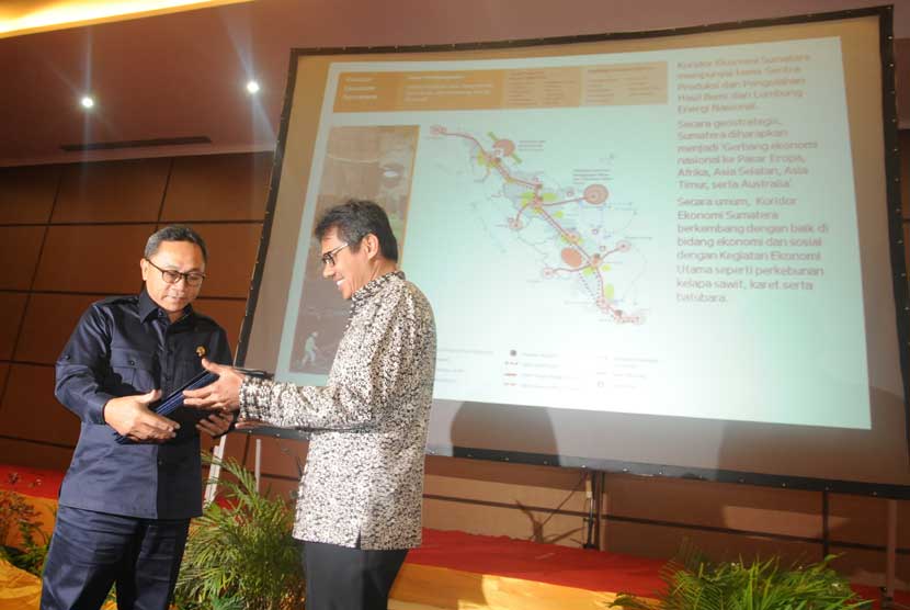   Menteri Kehutanan Zulkifli Hasan menyerahkan SK PAK HD kepada Gubernur Sumatera Barat Irwan Prayitno (kanan) di Padang, Sumbar, Jumat (29/8). 