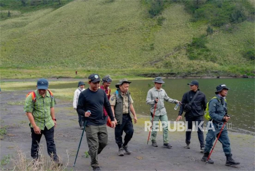 Menteri Kehut(Menhut) RI Raja Juli Antoni meninjau kawasan Ranu Kumbolo di Gunung Semeru, Kabupaten Lumajang, Jawa Timur, Senin (23/12/2024).