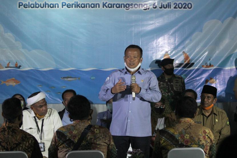 Menteri Kelautan dan Perikanan Edhy Prabowo berdialog dengan nelayan saat kunjungan kerja di pelabuhan perikanan Karangsong, Indramayu, Jawa Barat, Senin (6/7/2020) malam. Kunjungan kerja tersebut untuk mendengar permasalahan dan aspirasi nelayan khususnya di masa Pandemi COVID-19.