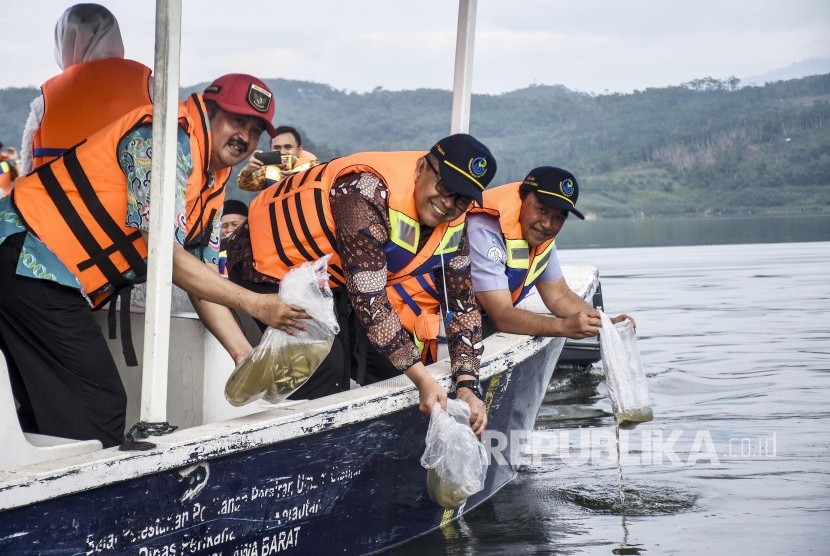 Menteri Kelautan dan Perikanan Edhy Prabowo (tengah) menebarkan (restocking) benih ikan 