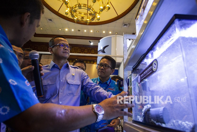 Menteri Kelautan dan Perikanan Edhy Prabowo (tengah) mengamati produk yang ditawarkan di salah satu stan Pameran Aquatica Asia dan Indoaqua 2019 di Balai Kartini, Jakarta, Rabu (6/11/2019). 