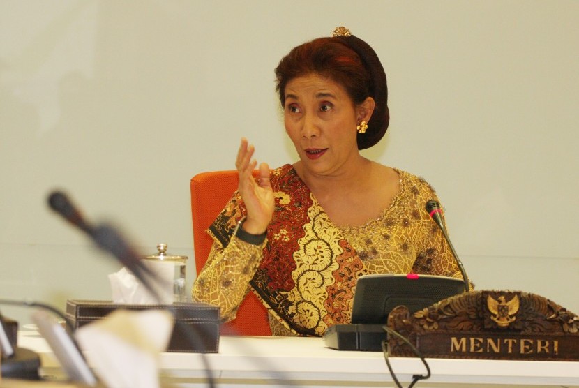 Menteri Kelautan dan Perikanan (KKP) Susi Pudjiastuti memberikan keterangan mengenai rencana penenggelaman kapal asing di Kantor Kementerian Kelautan dan Perikanan, Jakarta, Kamis (15/10). 