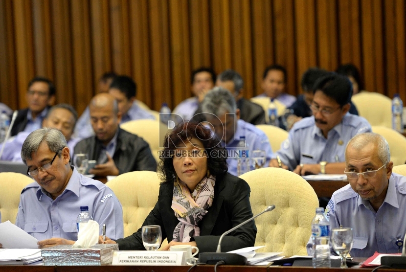 Menteri Kelautan dan Perikanan (KKP) Susi Pudjiastuti mengikuti rapat kerja dengan Komisi IV DPR RI di Kompleks Parlemen, Senayan, Jakarta, Senin (26/1).(Republika/ Wihdan)