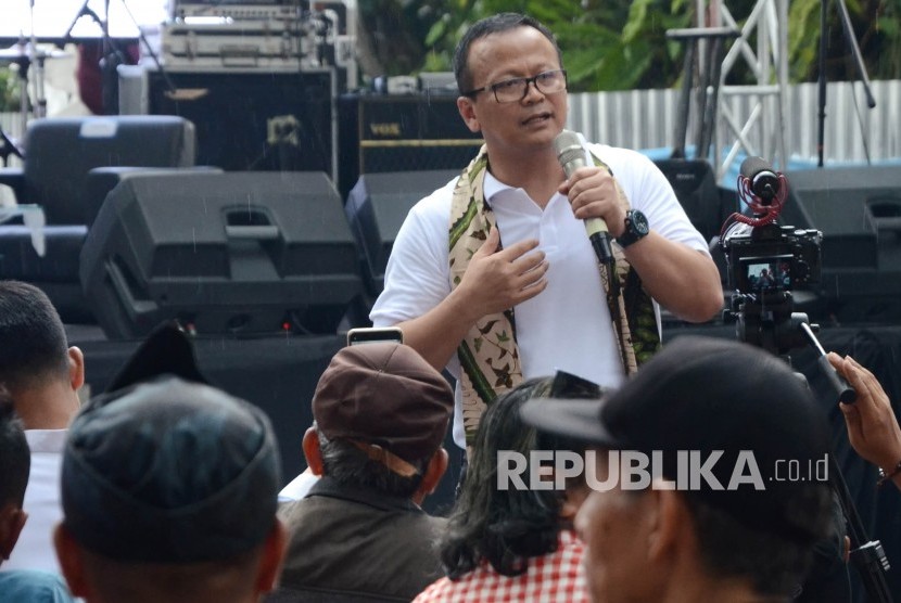 Menteri Kelautan dan Perikanan RI, Edhy Prabowo berdialog dengan masyarakat pada acara West Java Festival 2019, di depan Gedung Sate, Jalan Diponegoro, Kota Bandung, Sabtu (2/11).