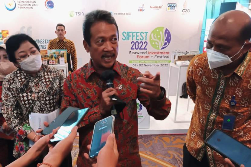 Menteri Kelautan dan Perikanan, Sakti Wahyu Trenggono membuka gelaran Seaweed Investment Forum and Festival (SIFFEST) yang digelar di Hotel JW Marriott Surabaya, Selasa (1/11).