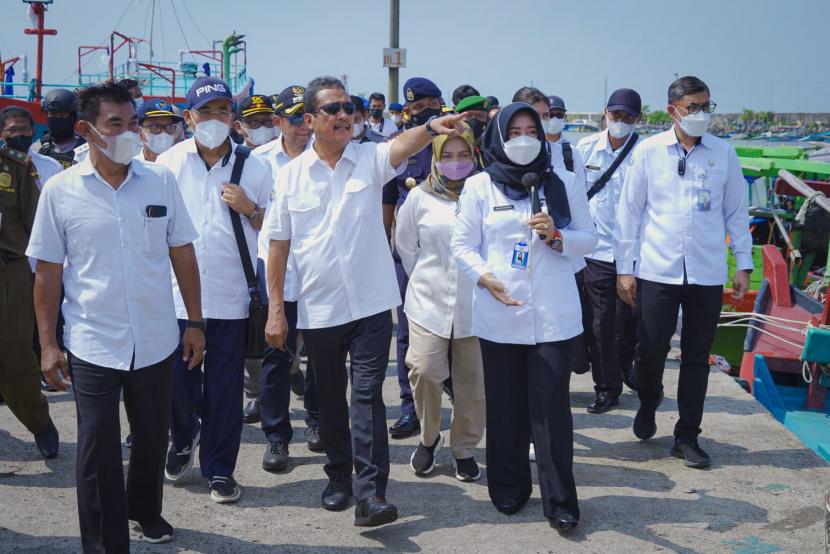Menteri Kelautan dan Perikanan Sakti Wahyu Trenggono mengunjungi lokasi kebakaran puluhan unit kapal perikanan di Dermaga Batre, kawasan Pelabuhan Wijayapura, Kabupaten Cilacap, Provinsi Jawa Tengah, Rabu (11/5). 