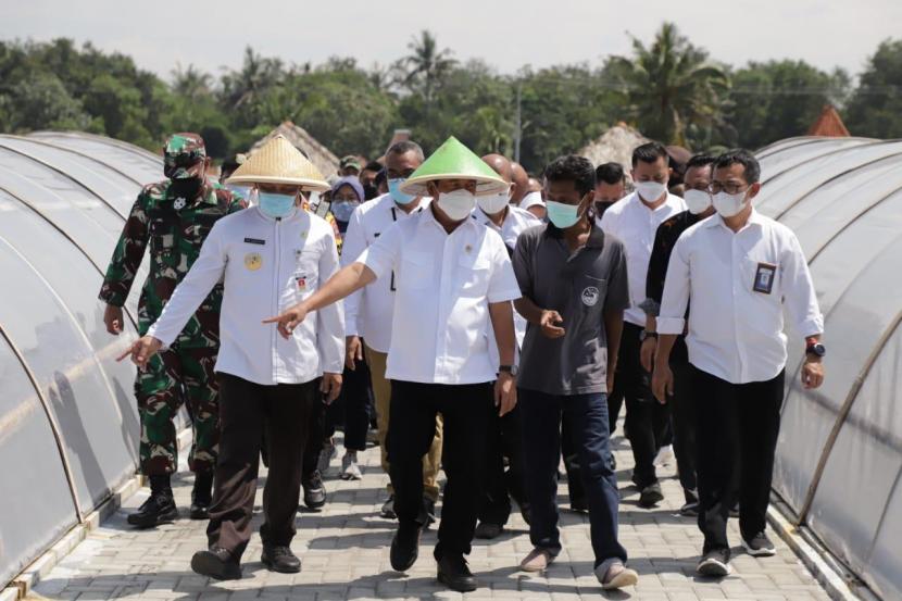 Menteri Kelautan dan Perikanan Sakti Wahyu Trenggono mengunjungi produksi garam di Kabupaten Kebumen, Jawa Tengah, Jumat (12/3).