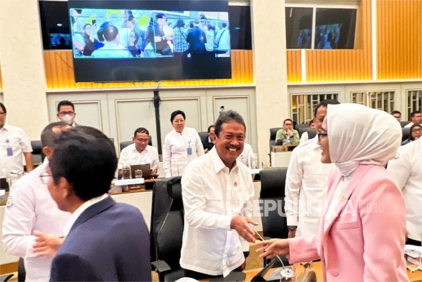 Menteri Kelautan dan Perikanan Sakti Wahyu Trenggono (tengah) di ruang sidang Komisi IV DPR RI di Kompleks Senayan, Jakarta Pusat, Kamis (23/1/2025)