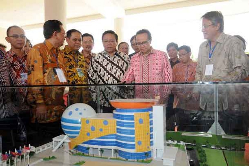  Menteri Kelautan dan Perikanan Sharif C. Sutardjo (kedua kanan) dan Menko Kesra Agung Laksono (keempat dari kiri), saat meninjau Gedung CTI di Manado, Senin (11/2).