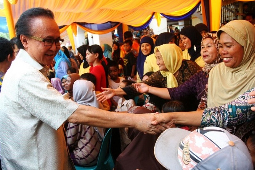 Menteri Kelautan dan Perikanan, Sharif C. Sutardjo (kiri) menyalami warga ketika menyerahkan bantuan kepada nelayan, di Kabupaten Batubara, Sumut, Sabtu (23/2). 