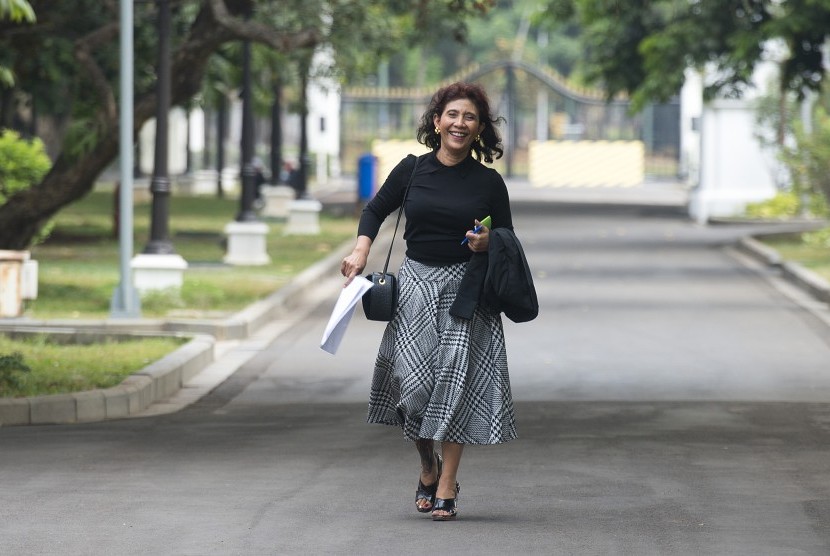 Menteri Kelautan dan Perikanan Susi Pudjiastuti berjalan meninggalkan Istana Merdeka usai melakukan pertemuan tertutup dengan Presiden Joko Widodo di Jakarta, Rabu (16/9). 