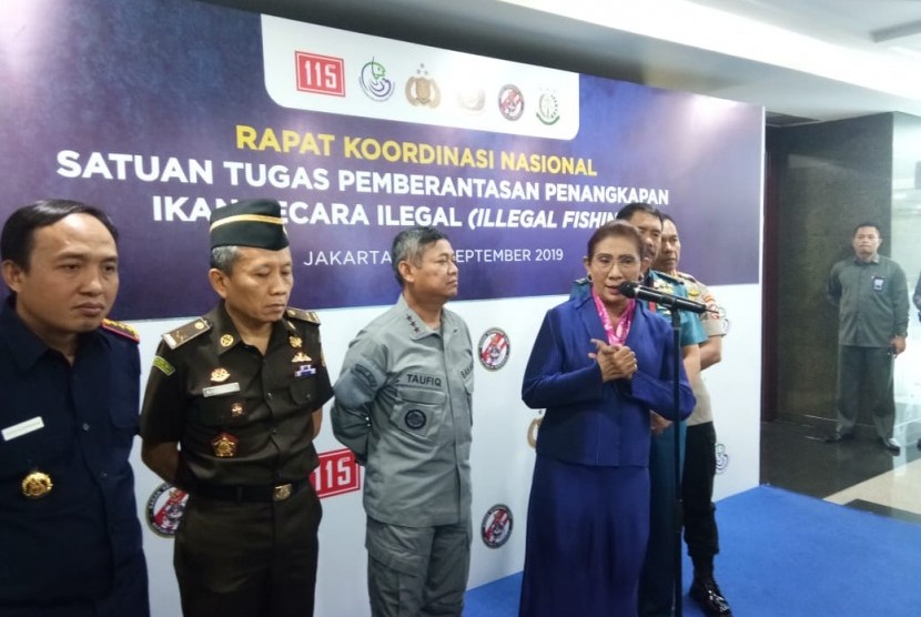 Menteri Kelautan dan Perikanan, Susi Pudjiastuti bersama jajaran lintas kementerian menghadiri Rakornas Satgas Pemberantasan Penangkapan Ikan Secara Ilegal di Jakarta, Selasa (17/9). 