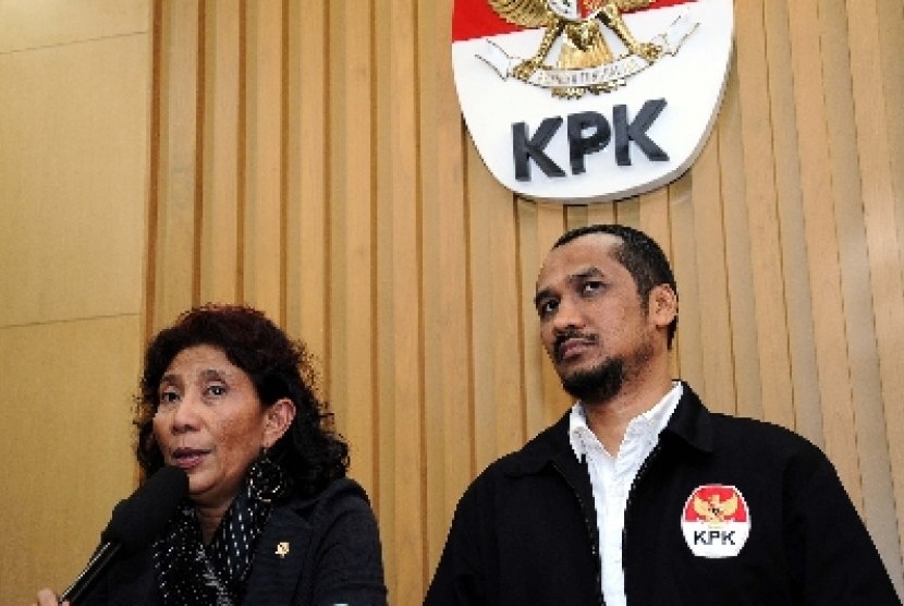 Menteri Kelautan dan Perikanan Susi Pudjiastuti bersama Ketua KPK Abraham Samad.