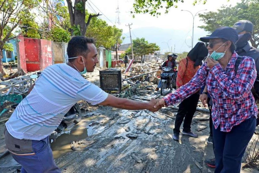 Menteri Kelautan dan Perikanan Susi Pudjiastuti, bersama pejabat eselon 1 mengunjungi beberapa lokasi yang terdampak bencana gempa bumi dan tsunami di Palu, Sigi dan Donggala, Sulawesi Tengah pada Ahad (30/9) lalu.