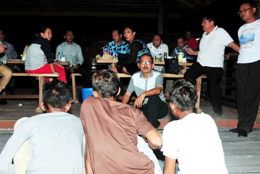 Menteri Kelautan dan Perikanan Susi Pudjiastuti bersama sejumlah nelayan asal Malaysia yang tertangkap di perairan Berau, Kalimantan Timur beberapa waktu lalu