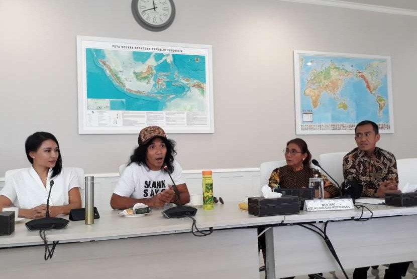 Menteri Kelautan dan Perikanan Susi Pudjiastuti dan Kaka Slank mengajak masyarakat Indonesia melakukan bersih-bersih laut serentak di 73 titik pada 19 Agustus 2018.