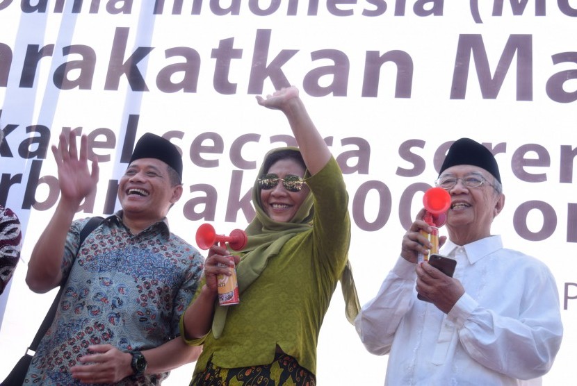 Menteri Kelautan dan Perikanan Susi Pudjiastuti (dua kanan), Pengasuh Ponpes Tebuireng KH Salahuddin Wahid (kanan) membuka pencatatan rekor Museum Rekor Dunia Indonesia (MURI) di area parkir makam Gus Dur Ponpes Tebuireng Jombang, Jawa Timur, Jumat (18/11)