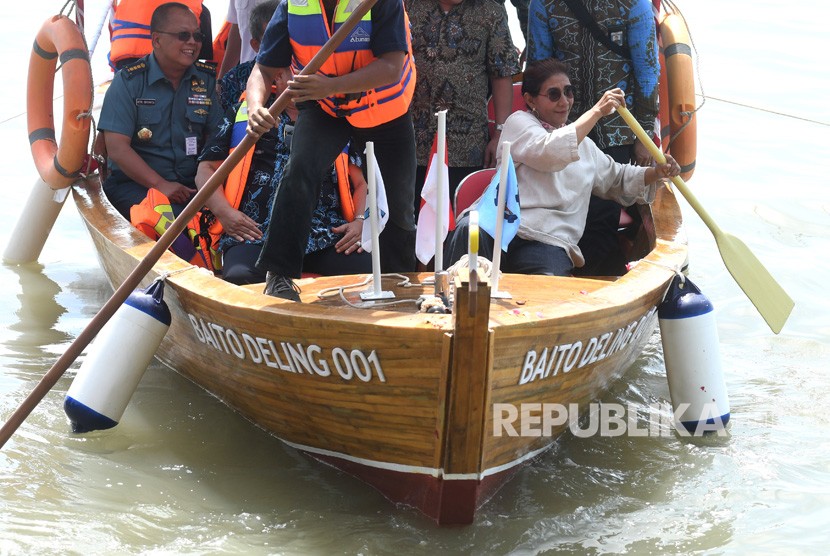 Menteri Kelautan dan Perikanan Susi Pudjiastuti (kanan) mendayung kapal berbahan bambu laminasi, Baito Deling 001 buatan Institut Teknologi Sepuluh Nopember (ITS) Surabaya saat peluncuran kapal tersebut di Kenjeran, Surabaya, Senin (2/7). 