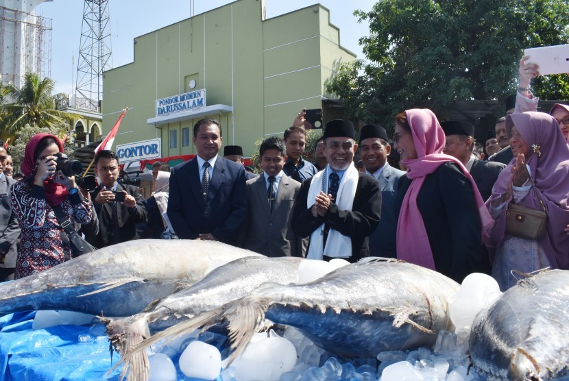 Menteri Kelautan dan Perikanan Susi Pudjiastuti (kedua kanan) berbicang dengan Pimpinan Pondok Modern Darussalam Gontor, Hasan Abdullah Sahal (keempat kanan) saat kunjungan di Pondok Gontor, Ponorogo, Jawa Timur, Selasa (31/7)