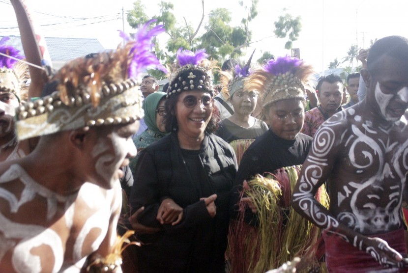 Menteri Kelautan dan Perikanan Susi Pudjiastuti (kedua kiri) tiba di Pelabuhan Perikanan, Sorong, Papua Barat, Sabtu (17/3). Menteri Susi dijadwalkan melakukan kunjungan kerja ke sejumlah wilayah di Papua dan Maluku.