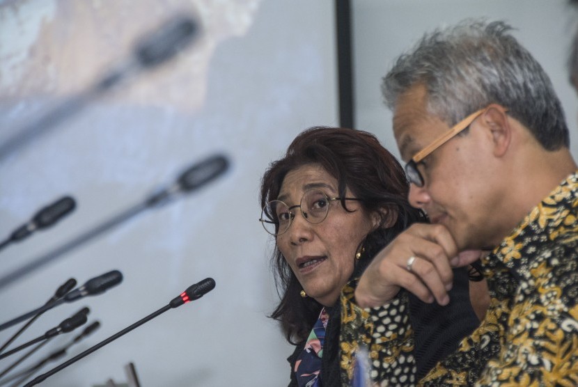 Menteri Kelautan dan Perikanan Susi Pudjiastuti (kiri) bersama Gubernur Jawa Tengah Ganjar Pranowo (kanan) ketika memberikan konferensi pers terkait isu cantrang di Gedung Mina Bahari IV, Jakarta, Kamis (4/5). 