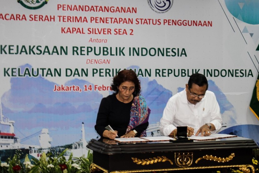 Menteri Kelautan dan Perikanan Susi Pudjiastuti (kiri) bersama Jaksa Agung HM Prasetyo (kanan) menandatangani nota serah terima Kapal Silver Sea 2 di Kejaksaan Agung, Jakarta, Kamis (14/2/2019).
