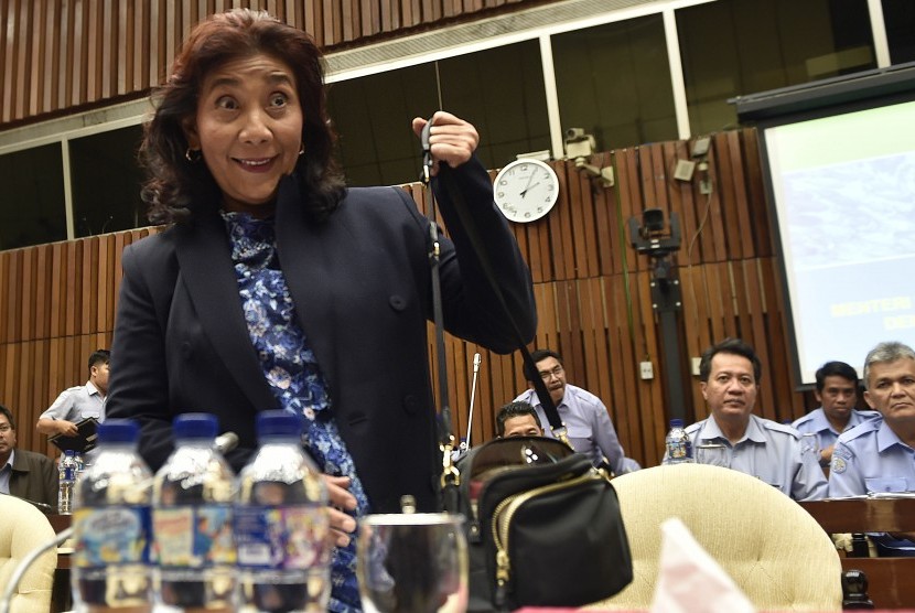 Menteri Kelautan dan Perikanan Susi Pudjiastuti (kiri) 