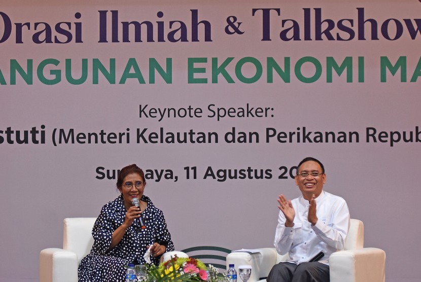 Menteri Kelautan dan Perikanan Susi Pudjiastuti (kiri) didampingi Rektor Universitas Airlangga Moh. Nasih (kanan) memberikan orasi ilmiah dalam peringatan Dies Natalis ke-56 Fakultas Ekonomi dan Bisnis Universitas Airlangga Surabaya, Jawa Timur, Jumat (11/8). 