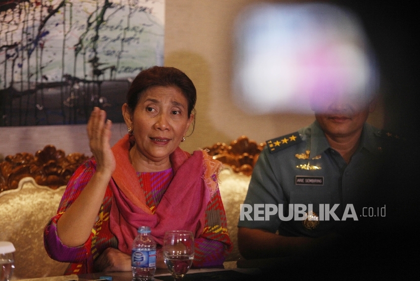 Menteri Kelautan dan Perikanan Susi Pudjiastuti (kiri), memberikan keterangan pers terkait penangkapan kapal pelaku ilegal fishing Cina di perairan Ranai di Jakarta, Ahad (20/3). (Republika/Rakhmawaty La'lang)