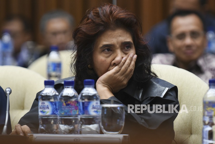 Maritime Affairs and Fisheries Minister Susi Pudjiastuti reveals plan to import 2.7 million tons of salt not accord with her ministry's recommendations, in a working meeting with Commission IV of the House of Representatives, Jakarta, on Monday.