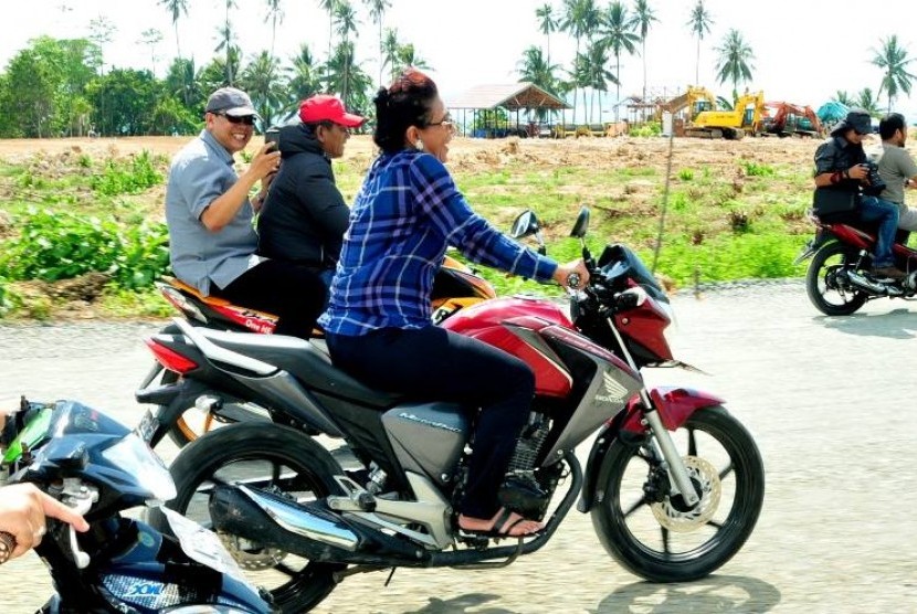 Menteri Kelautan dan Perikanan, Susi Pudjiastuti mengendarai motor sport saat kunjungannya di Berau, Kalimantan Timur