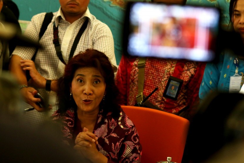 Menteri Kelautan dan Perikanan, Susi Pudjiastuti menjawab pertanyaan awak media di Kantor Kementerian Kelautan dan Perikanan (KKP), Jakarta, Selasa (26/7).