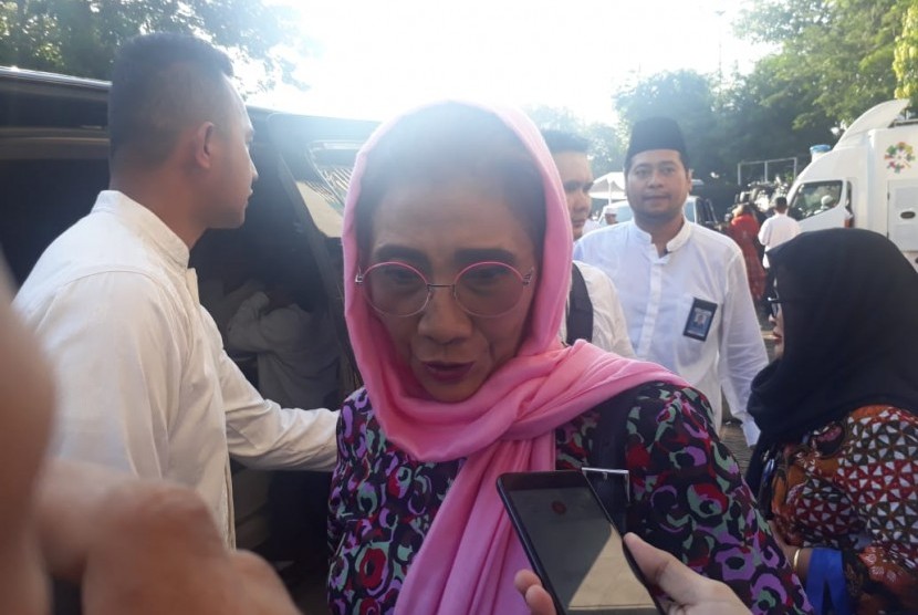 Menteri Kelautan dan Perikanan,  Susi Pudjiastuti usai melaksanakan shalat Idul Fitri 1440 Hijriah di Masjid Istiqlal, Jakarta, Rabu (5/6). 