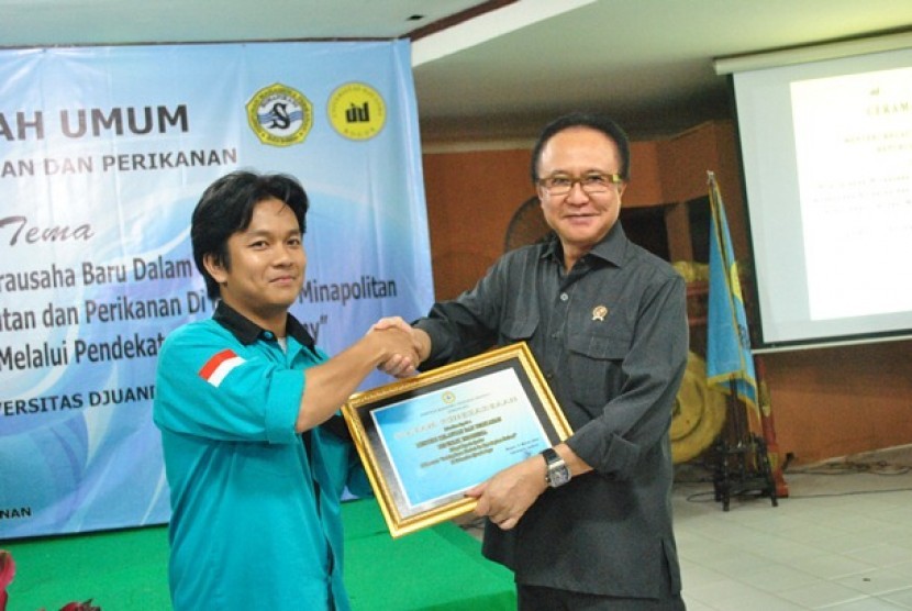 menteri kelautan dan perikanan syarif c sutarjo memberikan sertifikat kepada salah satu peserta seminar himapikani