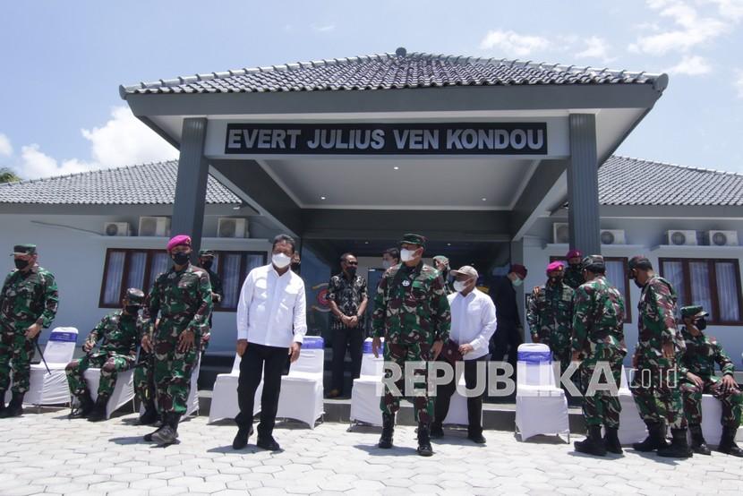 Menteri Kelautan dan Perikanan Wahyu Sakti Trenggono (keempat kiri) bersama Kapala Staf Angkatan Laksamana TNI Yudo Margono (keempat kiri) dan Komandan Korps Marinir Mayor Jenderal TNI (Mar) Suhartono (ketiga kiri) meninjau fasilitas Pusat Latihan Tempur Marinir 7 Lampon, Banyuwangi, Jawa Timur, Selasa (16/3/2021). Puslatpurmar 7 Lampon menambah fasilitas gedung yang diberi nama Evert Julius Ven Kondou sebagai penunjang untuk menciptakan prajurit Marinir yang Handal, Moderen dan Profesional. 