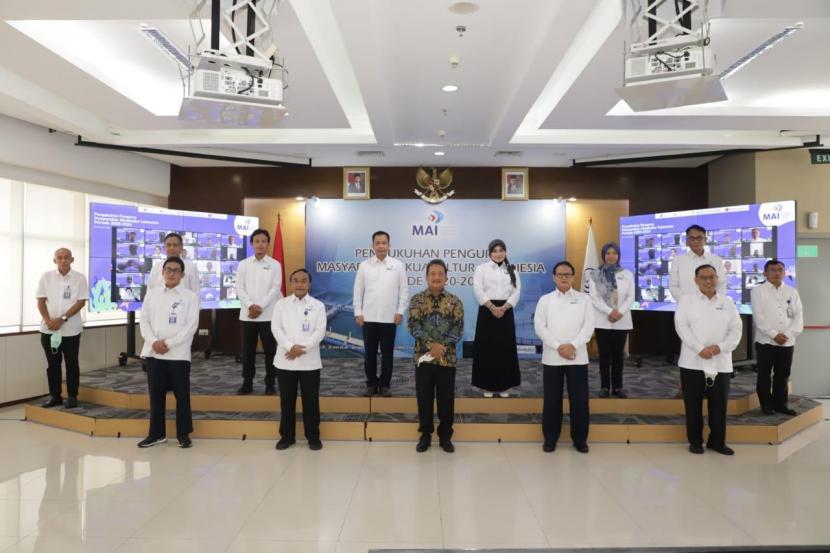 Menteri Kelautan Perikanan  Sakti Wahyu Trenggono melantik dan mengukuhkan 62 personil pengurus Masyarakat Akuakultur Indonesia (MAI) masa bakti 2020-2024 di Jakarta, Kamis (28/1). 