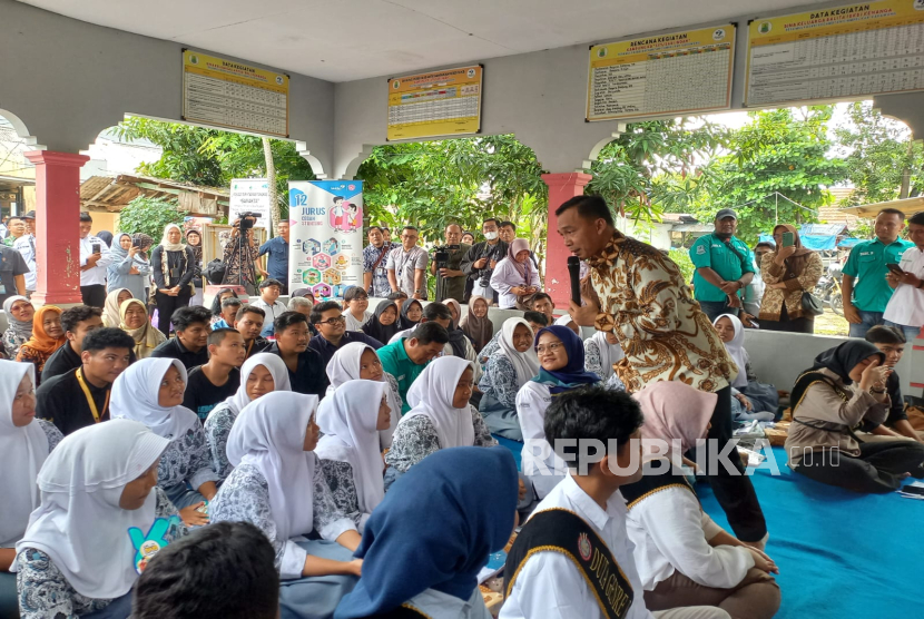 Menteri Kependudukan dan Pembangunan Keluarga/Kepala Badan Kependukan dan Keluarga Berencana Nasional (BKKBN) Wihaji berdialog dengan sejumlah remaja di Posyandu Dusun Kaum, Desa Mulyasari, Kecamatan Ciampel, Kabupaten Karawang, Jawa Barat, Rabu (4/12/2024).