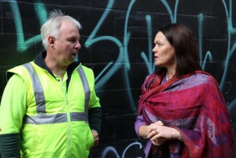 Menteri Kepolisian Australia Barat Liza Harvey berbicara dengan petugas penghapus grafiti di Kota Perth.