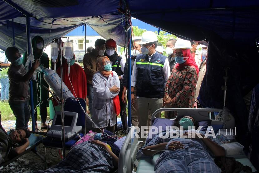 Menteri Kesehatan Budi Gunadi Sadikin (dua kanan) meninjau penanganan korban gempa di Rumah Sakit Regional Sulbar, Mamuju, Sulawesi Barat, Sabtu (16/1/2021). 
