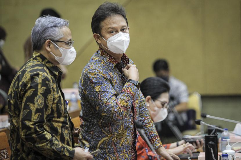 Menteri Kesehatan Budi Gunadi Sadikin (kanan) berbincang dengan Sekjen Kemenkes Kunta Wibawa Dasa Nugraha (kiri). Dalam rangka mewujudkan Transformasi Kesehatan untuk meningkatkan pelayanan kesehatan, Kementerian Kesehatan secara resmi meluncurkan Katalog Elektronik Sektoral Kesehatan untuk obat dan vaksin di tahun 2023 pada Rabu (19/10/2022) di Jakarta.