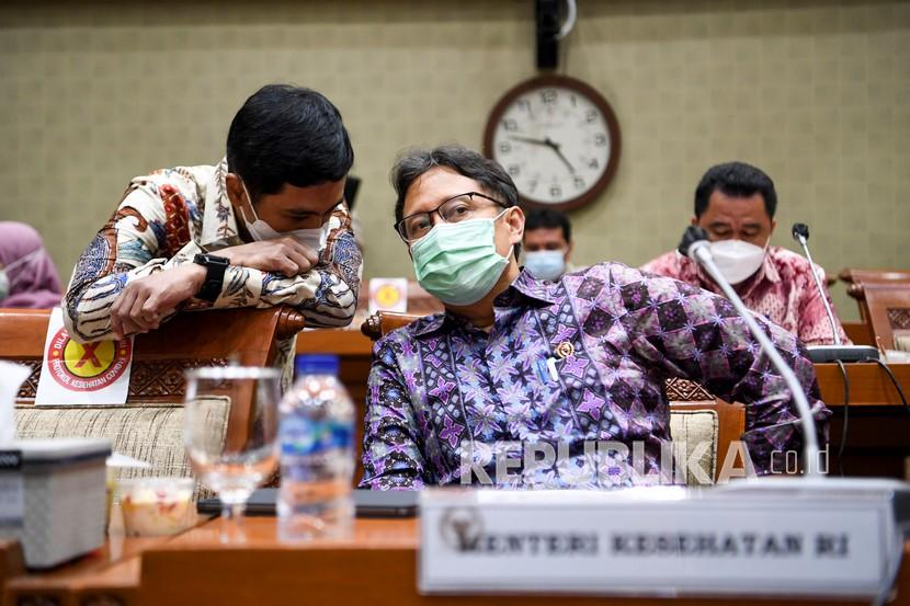 Menteri Kesehatan Budi Gunadi Sadikin (kanan) berbincang dengan Wakil Menteri Kesehatan Dante Saksono Harbuwono jelang rapat kerja dengan Komisi IX DPR di Kompleks Parlemen, Senayan, Jakarta.