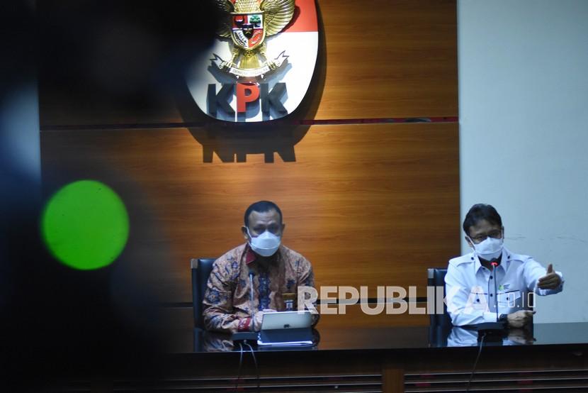 Menteri Kesehatan Budi Gunadi Sadikin (kanan) didampingi Ketua KPK Firli Bahuri (kiri) memberikan keterangan kepada wartawan usai melakukan audiensi di Gedung KPK, Jakarta, Kamis (11/2/2021). Menkes menyambangi pimpinan KPK untuk beraudiensi mengenai vaksin mandiri.