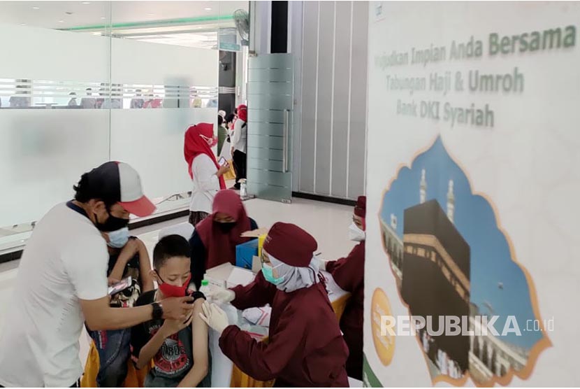 Warga tengah disuntik vaksin Covid-19 pada pelaksanaan program mobil keliling vaksinasi yang diselenggarakan di Masjid Jami Al Mukarrom Jakarta (15/08)